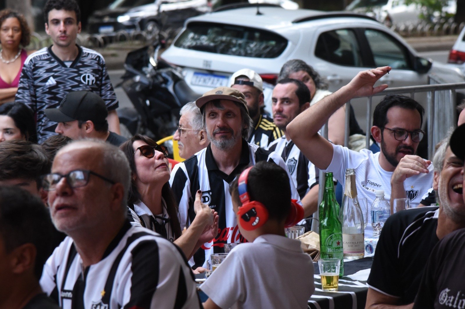 Fred Melo Paiva assiste à final da Sul-Americana em bar no Bairro Funcionários