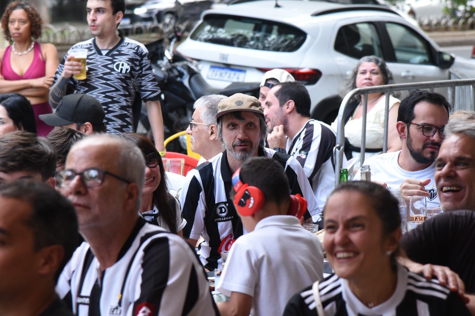 Fred Melo Paiva assiste à final da Sul-Americana em bar no Bairro Funcionários