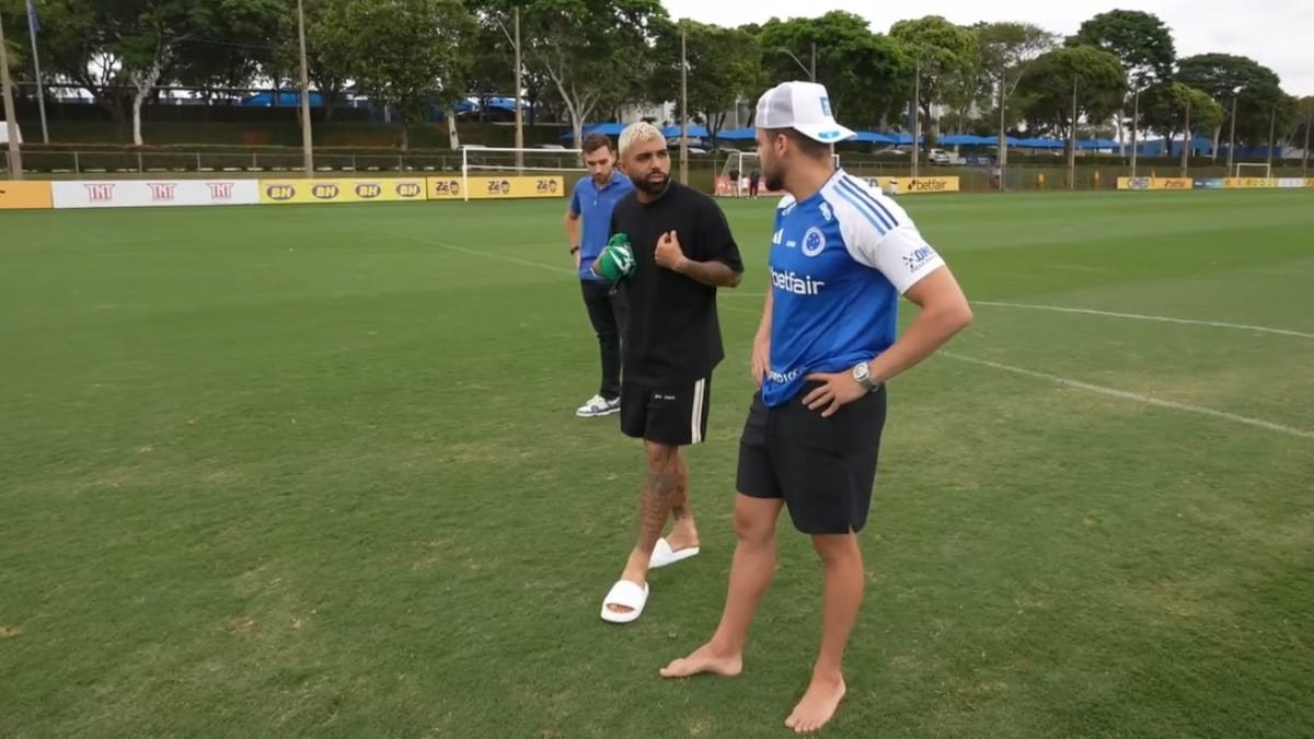 Gabigol, atacante do Cruzeiro, ensina Jon Vlogs, influenciador, a bater pênalti (foto: Reprodução/Jon Vlogs)