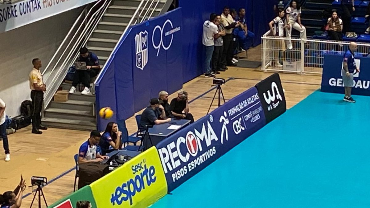 Gabigol assiste a jogo do Minas na Superliga de Vôlei ao lado de Keyla Monadjemi (foto: Rafael Cyrne/No Ataque)