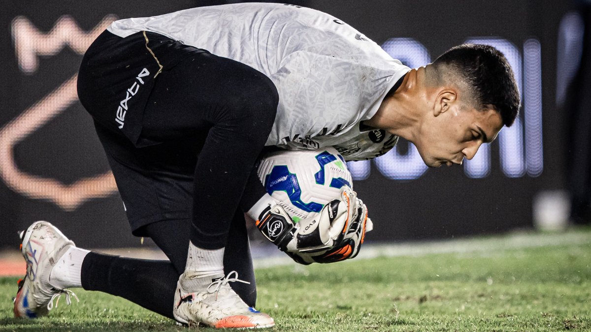 Gabriel Brazão durante o aquecimento de Santos x Palmeiras (foto: Raul Baretta/Santos)