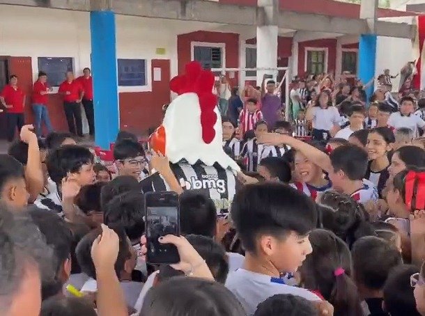 Atlético: Instituto Galo visita escola em que capitão estudou no Paraguai e presenteia crianças