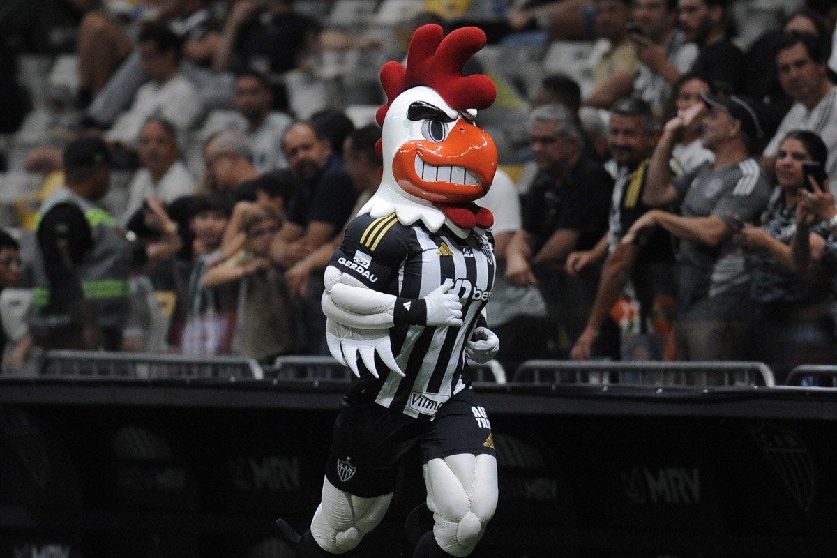 Galo Doido, mascote do Atlético, com a camisa da Adidas (foto: Alexandre Guzanshe/EM/D.A. Press.)