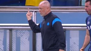 Mano Menezes mostra dedo em direção à torcida do Grêmio - Crédito: 