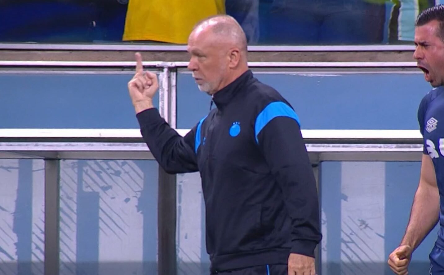 Mano Menezes mostra dedo em direção à torcida do Grêmio (foto: Reprodução/Premiere)