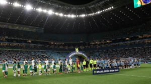 Jogadores de Palmeiras e Grêmio antes de duelo pelo Campeonato Brasileiro - Crédito: 