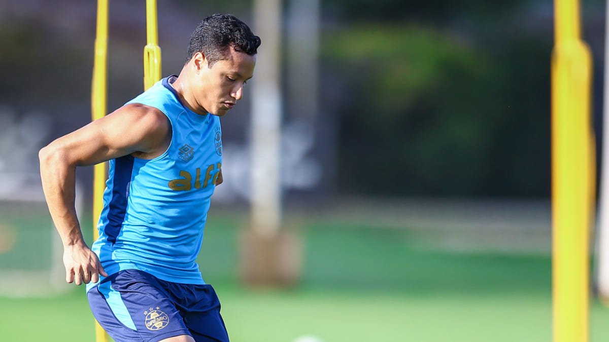 Marlon, lateral-esquerdo, em treino do Grêmio (foto: Lucas Uebel/Grêmio)