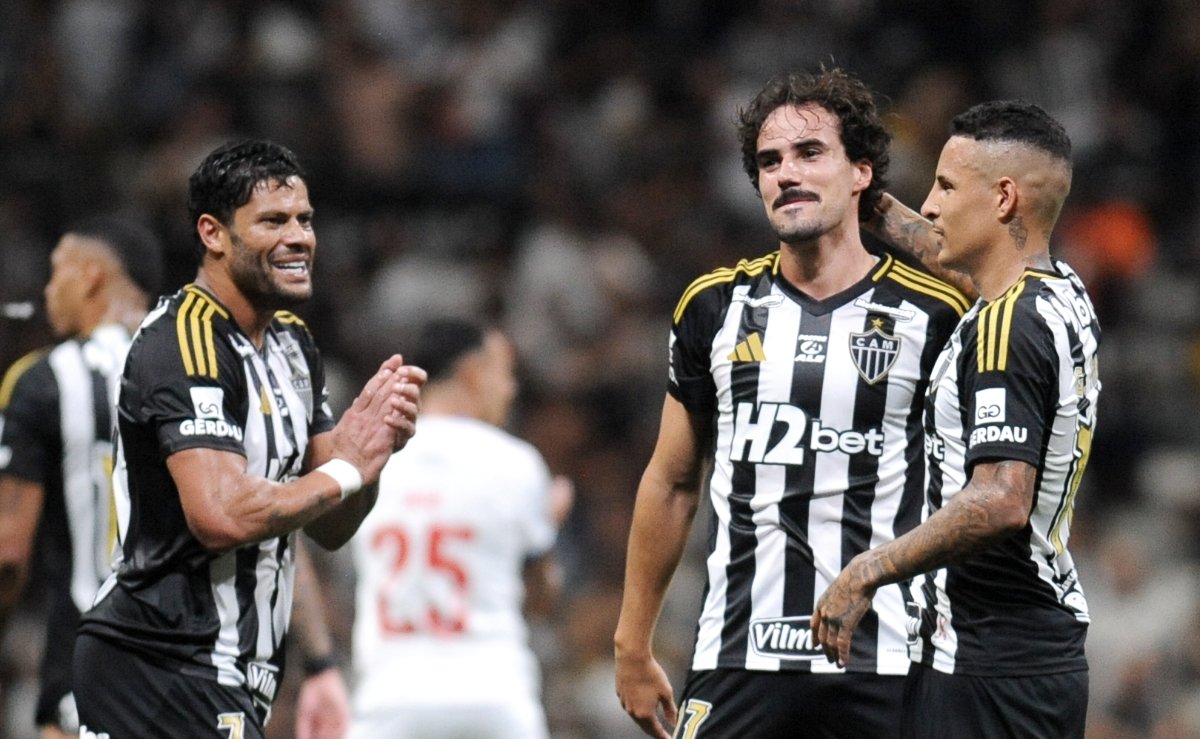 Igor Gomes, meia-atacante do Atlético (ao centro), comemora golaço de falta com Hulk (à esquerda) e Guilherme Arana (à direita) (foto: Alexandre Guzanshe/EM/D.A. Press)