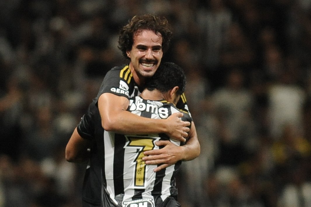 Igor Gomes abraça Hulk ao comemorar golaço de falta pelo Atlético (foto: Alexandre Guzanshe/EM/DA.Press)
