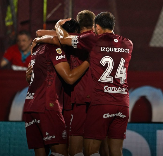 Jogadores do Lanús comemoram gol sobre o Tucumán (foto: Divulgação/Lanús)