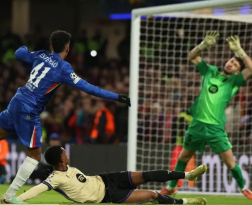 Chelsea atropela Barcelona na Champions League com gol de Estêvão