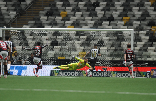 Éverson em ação contra o Flamengo (foto: Alexandre Guzanshe/EM/D.A. Press)