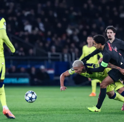 Brasileiros Richarlison e Marquinhos duelaram na Champions (foto: Franck Fife / AFP)