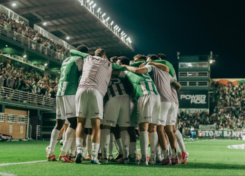 Time do Banfield comemora vitória sobre o Lanús (foto: Divulgação/Banfield)