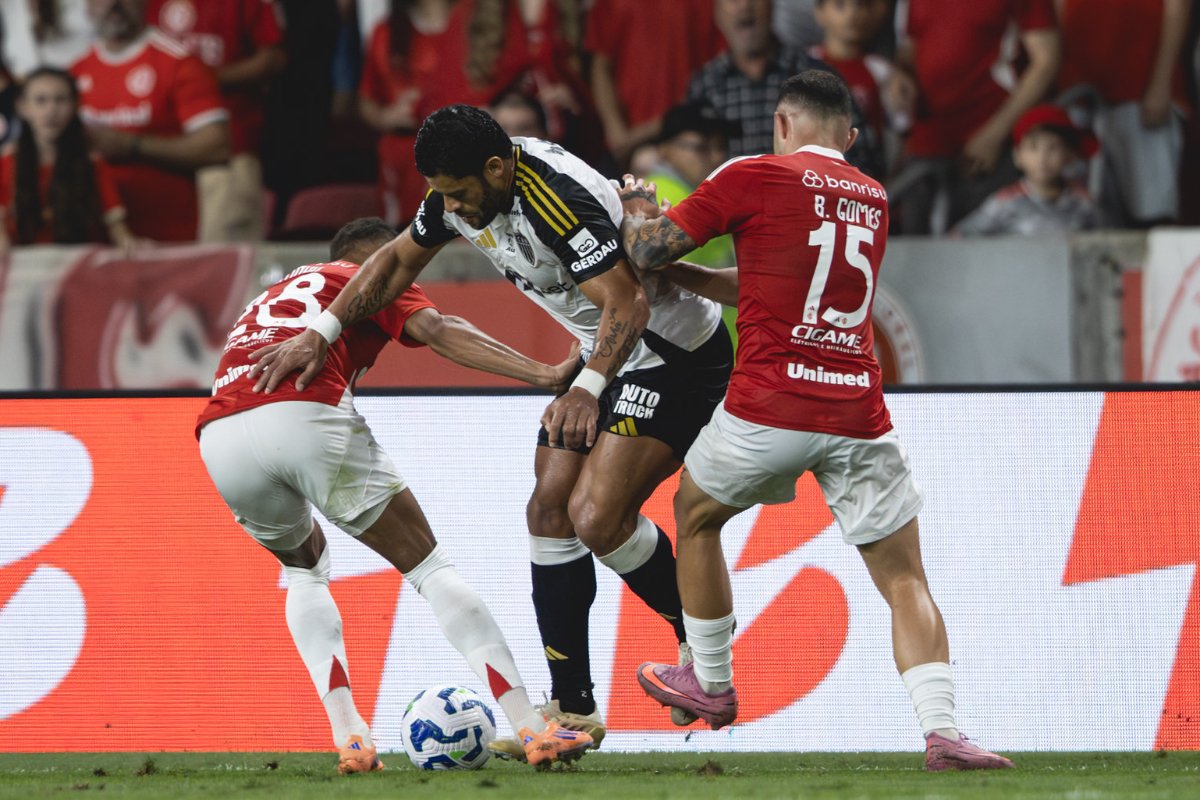 Atlético segura Inter com um a menos e empata em jogo polêmico no Brasileiro