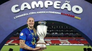 Isa Haas, zagueira do Cruzeiro, foi campeã da Copa América - Crédito: 