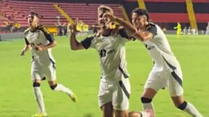 Iseppe e outros jogadores do Atlético comemoram gol contra o Sport - Crédito: 