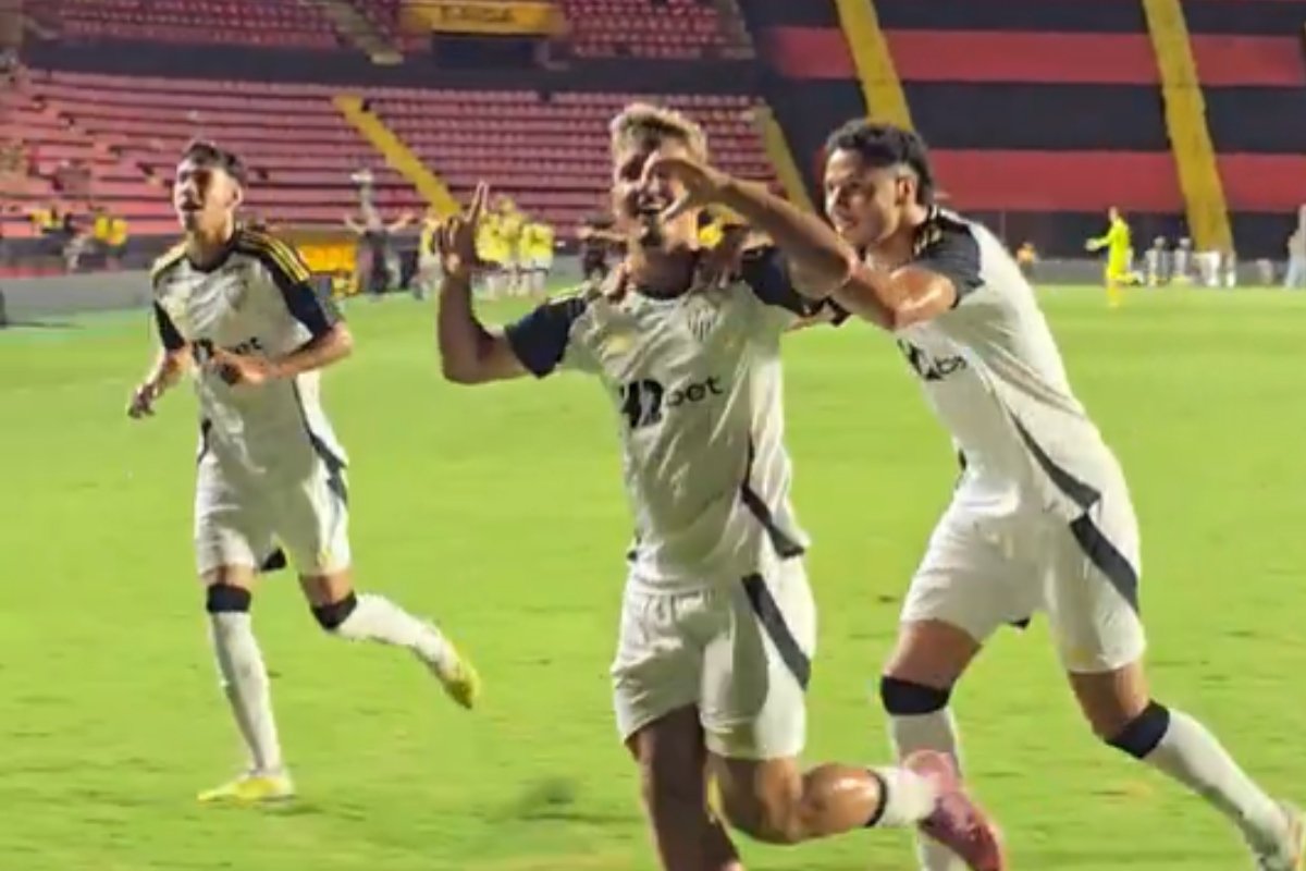 Iseppe e outros jogadores do Atlético comemoram gol contra o Sport (foto: Reprodução)