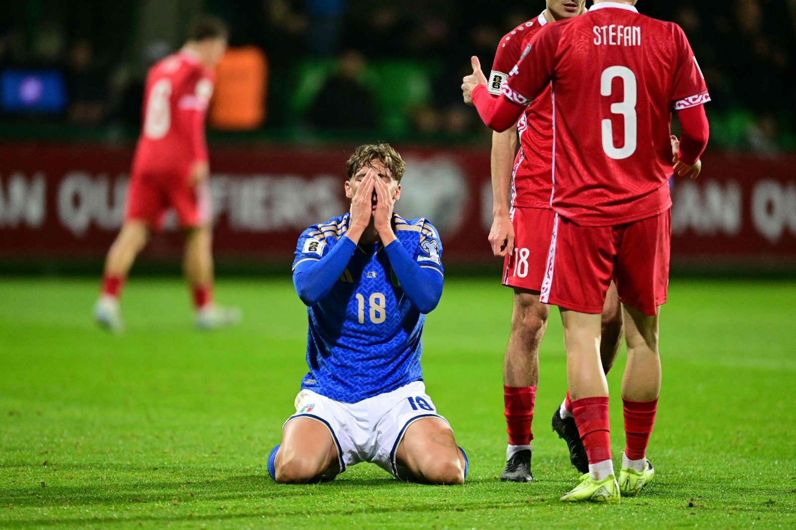 Jogador da Itália lamenta em jogo contra Moldávia (foto: Daniel Mihailescu/AFP)