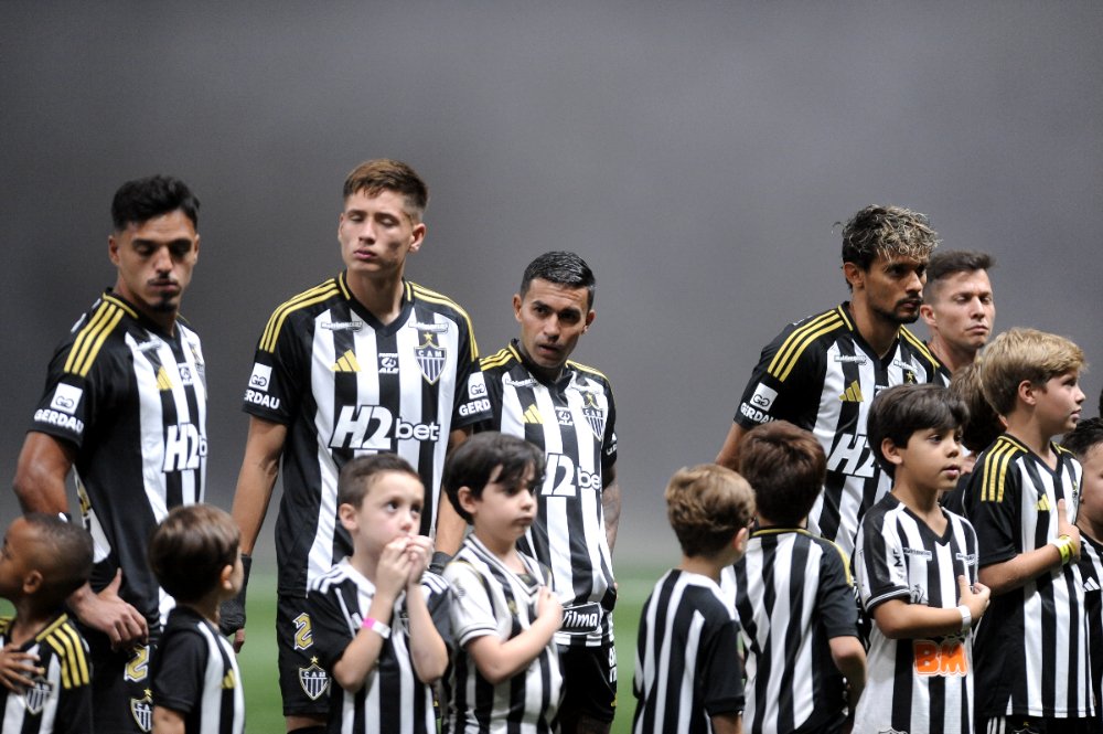 Ivan Román, zagueiro do Atlético (segundo da esquerda para a direita), antes de jogo contra o Cruzeiro na Arena MRV (foto: Alexandre Guzanshe/EM/D.A. Press)