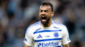 Fabrício Bruno, zagueiro do Cruzeiro, celebra gol diante do Grêmio - Crédito: 