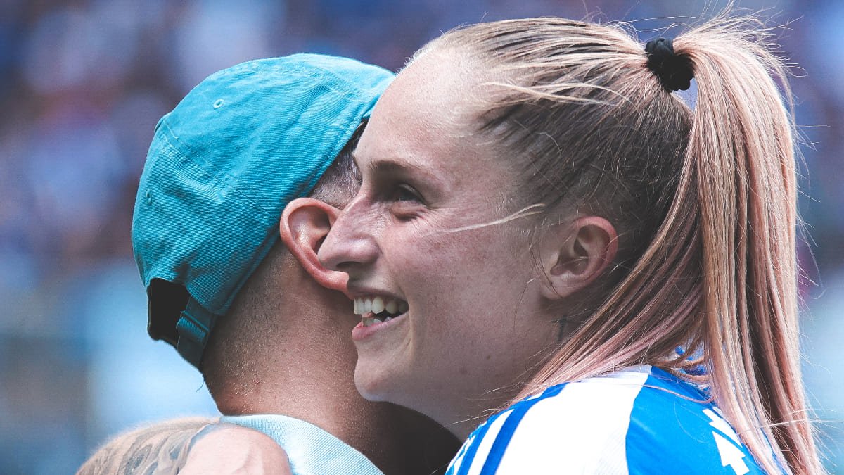 Técnico Jonas Urias e zagueira Isa Haas em abraço de alívio após classificação à final do Brasileiro Feminino (foto: Gustavo Martins/Cruzeiro)