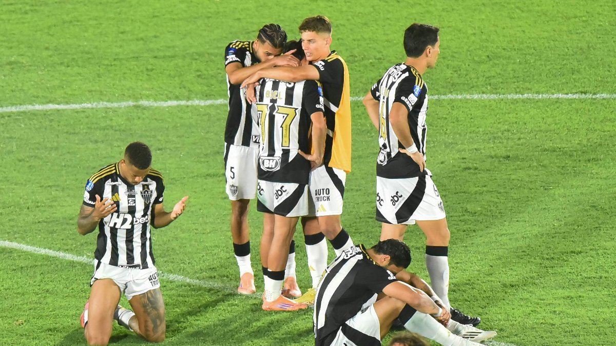 Jogadores do Atlético lamentam derrota na final da Copa Sul-Americana (foto: JOSE BOGADO / AFP)