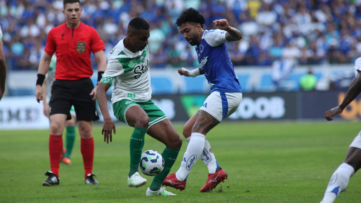 Caíque e Gabi, jogadores de Juventude e Cruzeiro, respectivamente, disputam bola no Mineirão, em Belo Horizonte (foto: Edesio Ferreira/EM/D.A. Press)