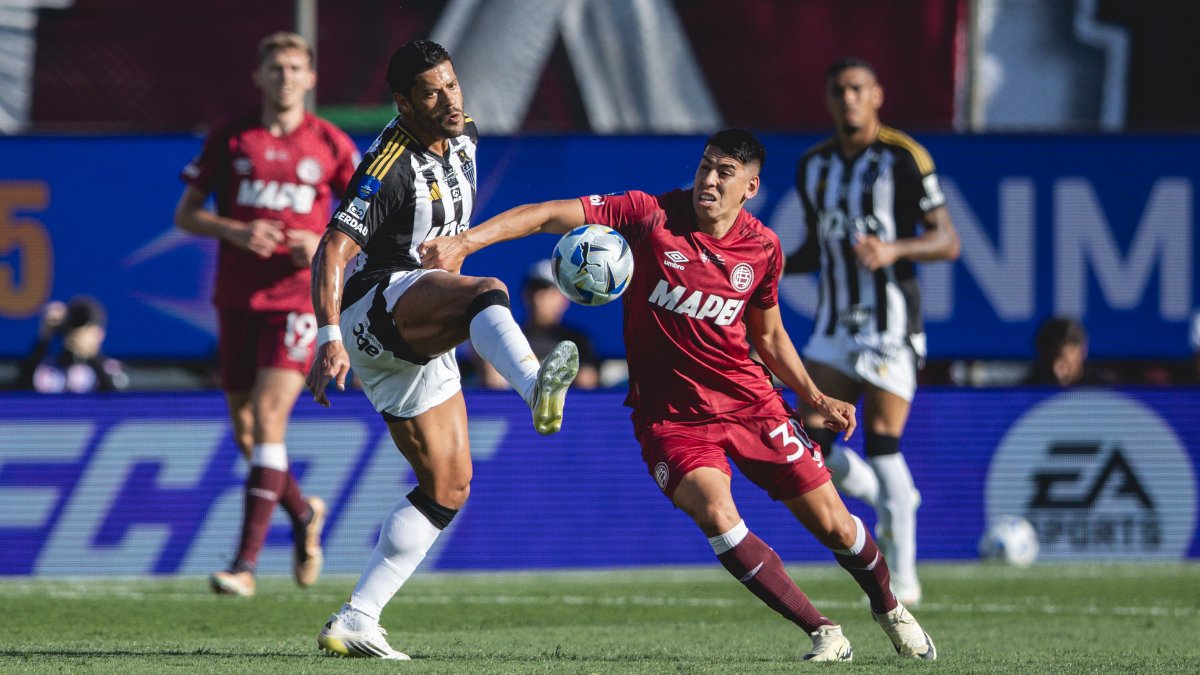 Disputa de bola em Lanús x Atlético - (foto: Pedro Souza/Atlético)