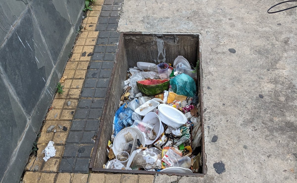 Buraco em meio à calçada na Avenida 25 de Mayo, em Assunção (foto: Reprodução/X/Mauricio Maluff Masi)