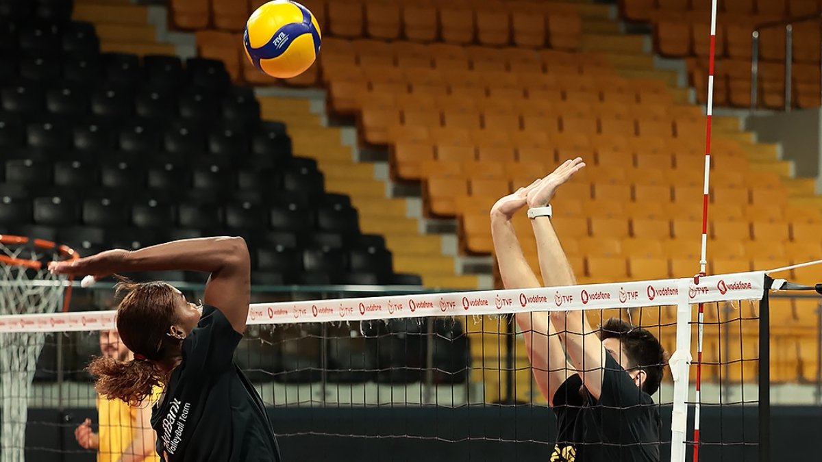 Lorenne durante treino pelo Vakifbank, da Turquia (foto: Divulgação/Vakifbank)