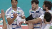 Lucão dá chute em Otávio para comemorar ponto do Cruzeiro na Superliga Masculina de Vôlei (foto: Reprodução/SporTV2)