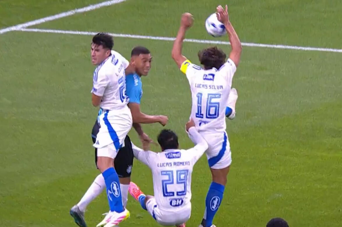 Lance em que a bola toca a mão de Lucas Silva (foto: Reprodução de vídeo)