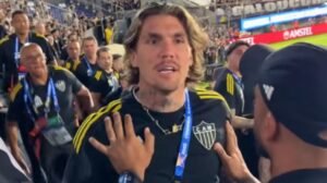 Lyanco em momento que discutia com torcedor do Atlético - Crédito: 