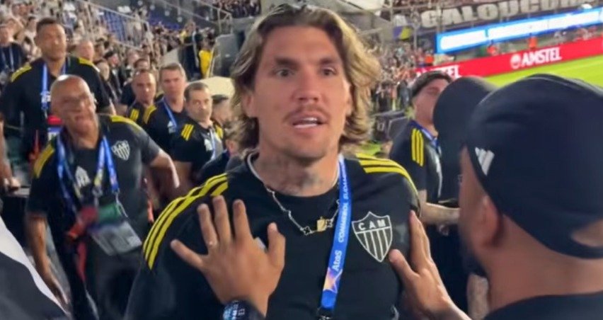 Jogadores do Atlético discutem com torcedor em meio a disputa de pênaltis