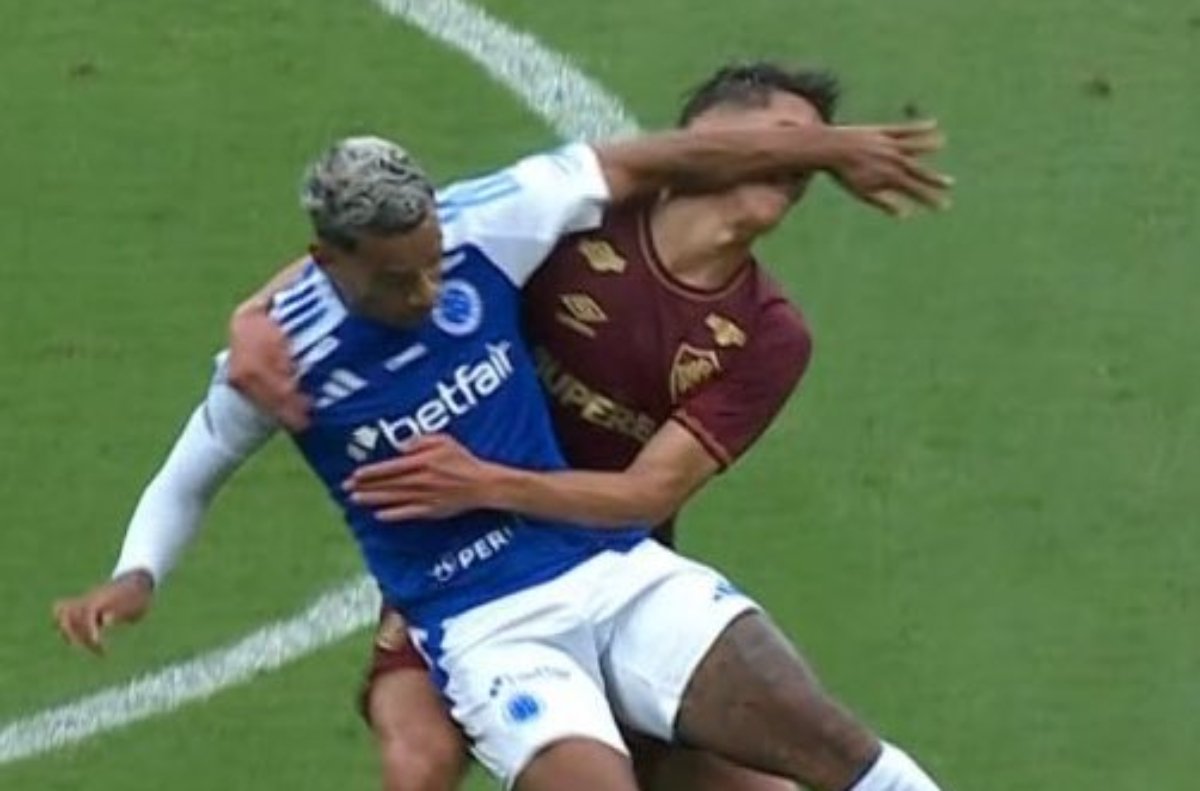 O lance envolvendo Matheus Pereira, do Cruzeiro, e Bernal, do Fluminense (foto: Reprodução/Globo)