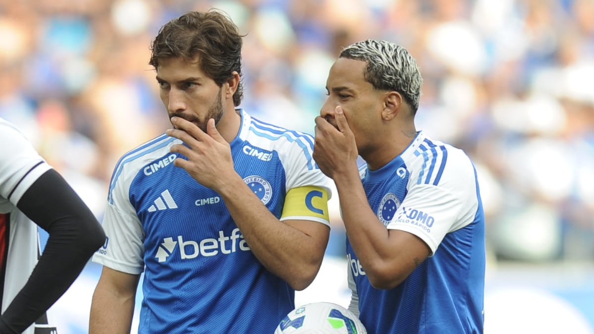 Lucas Silva e Matheus Pereira, meio-campistas do Cruzeiro, estão pendurados para o duelo com o Grêmio (foto: Alexandre Guzanshe/EM/D.A Press)
