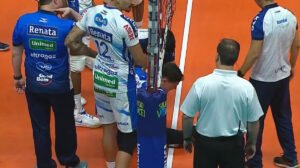 Léo Lukas caído após se escorregar em Minas c Campinas, na Superliga Masculina de Vôlei - Crédito: 