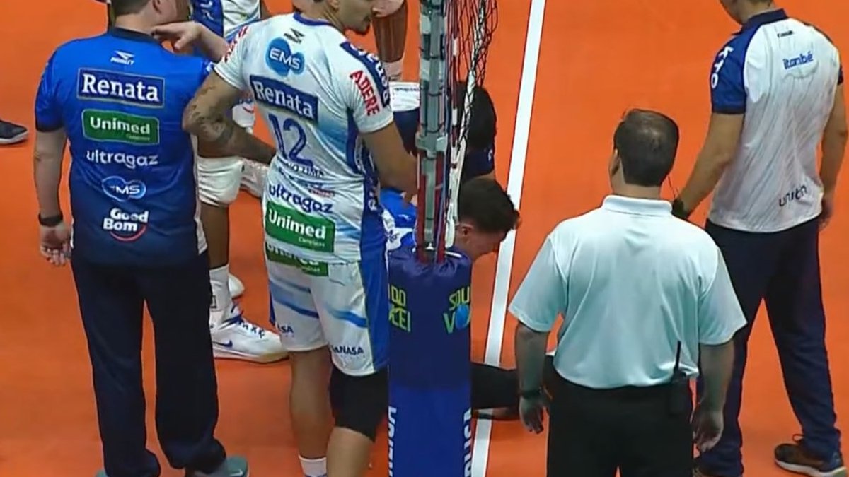 Léo Lukas caído após se escorregar em Minas c Campinas, na Superliga Masculina de Vôlei (foto: Reprodução/SporTV 2)
