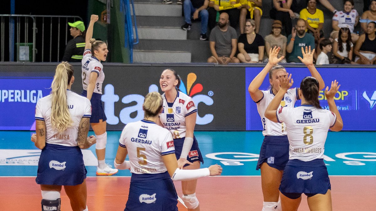 Minas comemora vitória sobre o Praia Clube na Superliga Feminina de Vôlei (foto: Bruno Sousa/Praia Clube)