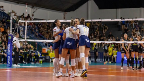 Minas comemora ponto sobre o Praia na Superliga Feminina de Vôlei (foto: Bruno Sousa/Praia Clube)