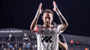 Neymar marcou o primeiro gol do Santos na vitória sobre o Sport por 3 a 0 - Crédito: 