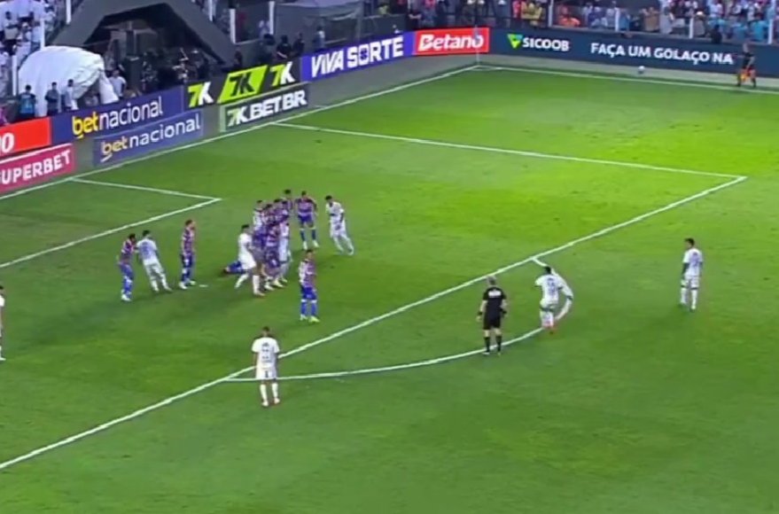 Paradinha de Neymar em falta durante Santos x Fortaleza (foto: Reprodução/Premiere)