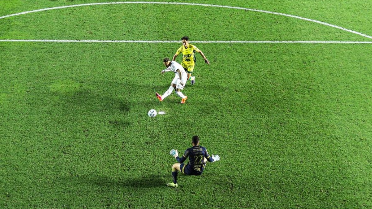 Momento em que Neymar chutou para balançar as redes a favor do Santos - (foto: Divulgação/Santos)