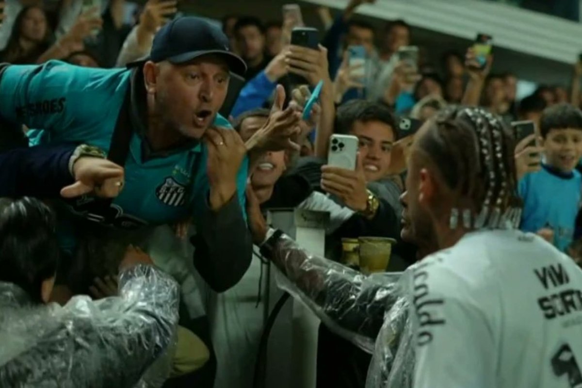 Neymar e torcedor do Santos discutiram após derrota para o Internacional - (foto: Reprodução)