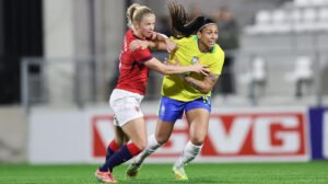 Lance do jogo entre as seleções femininas de Noruega e Brasil - Crédito: 