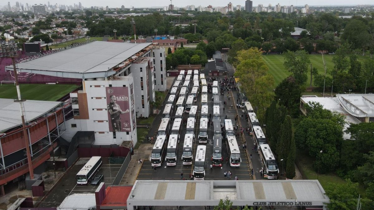 Ônibus que levam torcedores do Lanús ao Paraguai (foto: Divulgação/Lanús)