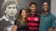 Paulo César assinou contrato com o Flamengo ao lado dos pais (foto: Divulgação/Flamengo)