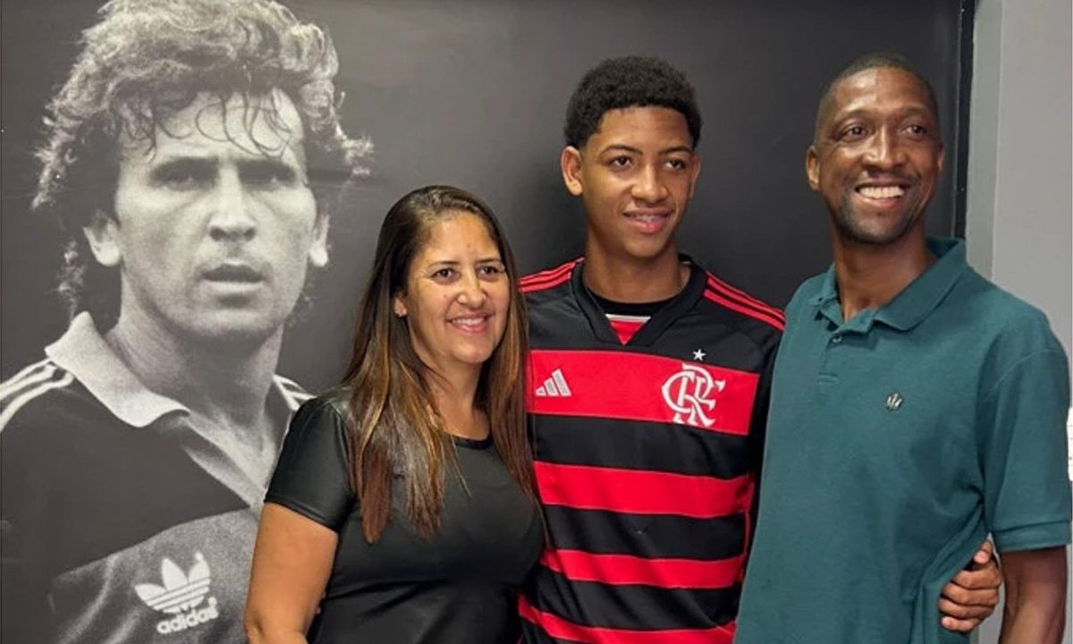 Paulo César assinou contrato com o Flamengo ao lado dos pais (foto: Divulgação/Flamengo)