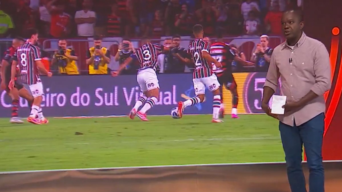 PC de Oliveira durante análise de lance ocorrido em Fluminense x Flamengo (foto: Reprodução)